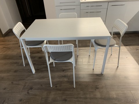 Új IKEA étkezőasztal székekkel, párnákkal.
