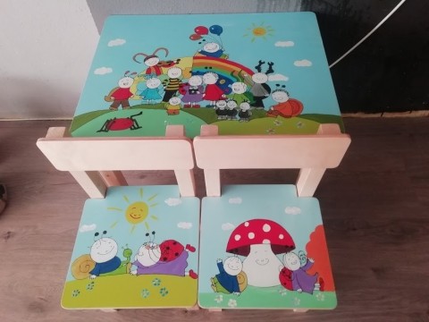 Egyedi festésű fa gyerek asztal két székkel