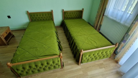 2 darab ágy, egy éjjeli szekrény és egy fésülködő asztal