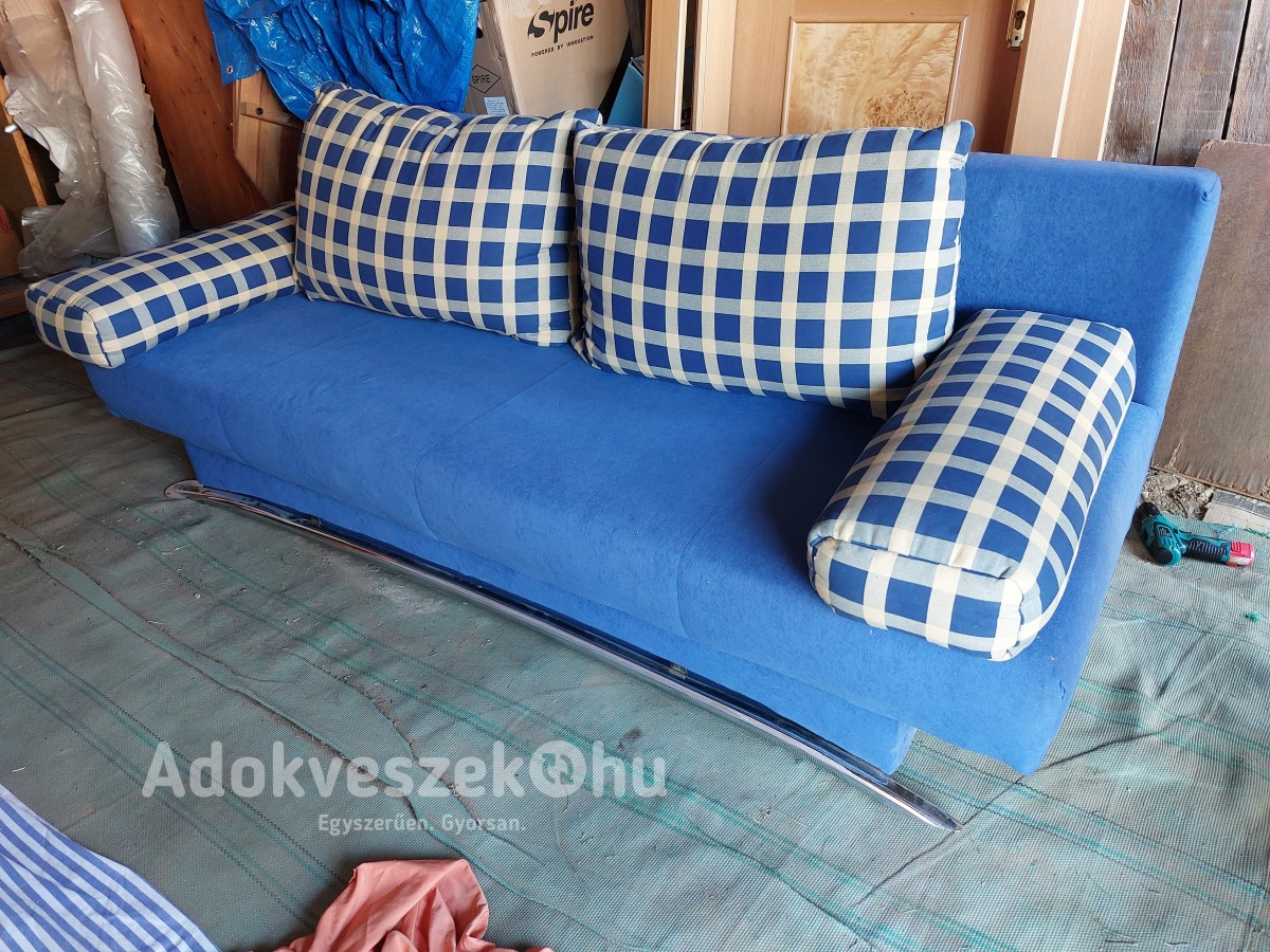 Ágyazható kanapé ágynemű tartós párnákkal a képen látható állapotba az ülőrész 71 cm a háttámla 65 ki nyitva 126 cm x 198 cm.