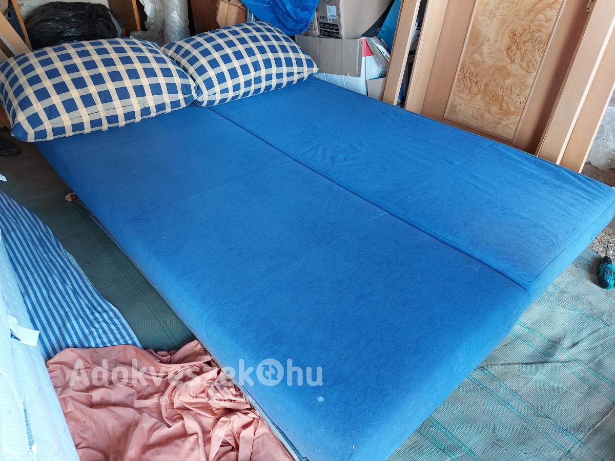 Ágyazható kanapé ágynemű tartós párnákkal a képen látható állapotba az ülőrész 71 cm a háttámla 65 ki nyitva 126 cm x 198 cm.