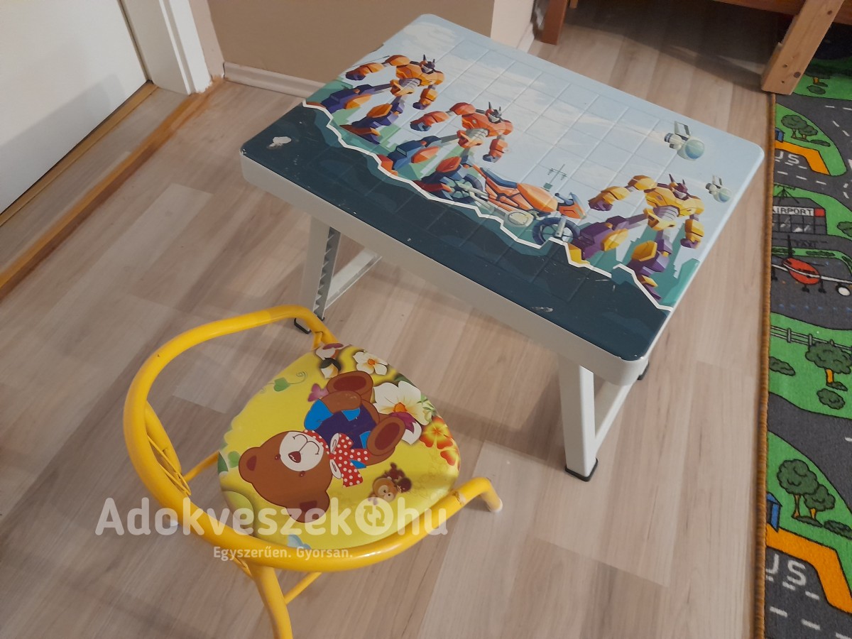 Asztal kis székkel