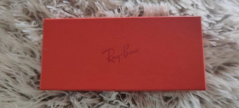 Egyedi, piros színű, klasszikus fazonú Ray-Ban patentos tok.