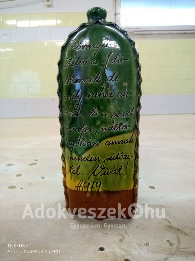 Banga Sándorné HMV Iparművész által készített agyag dísz italtartó Butélia