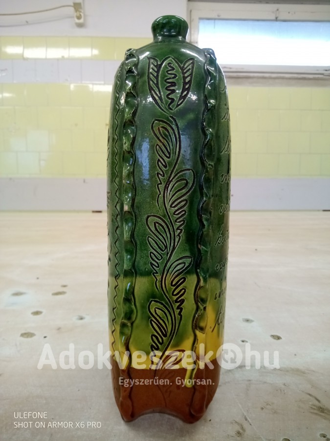 Banga Sándorné HMV Iparművész által készített agyag dísz italtartó Butélia