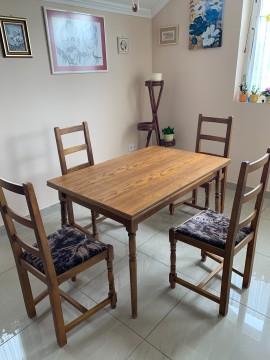 Étkezőasztal 4 székkel