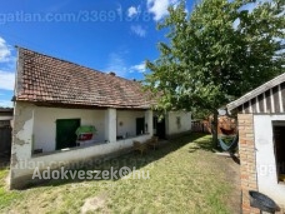 Eladó vegyes falazatú ház Péren - Győr mellett (telek árban)