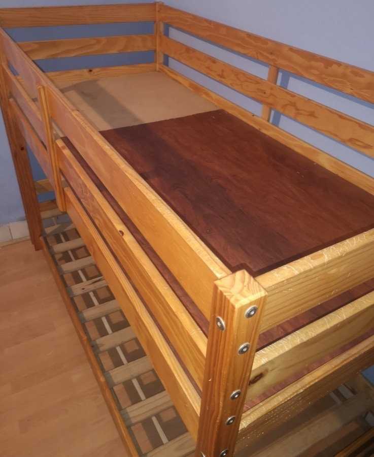 Használt 2 ágyas emeletes ágy matracokkal