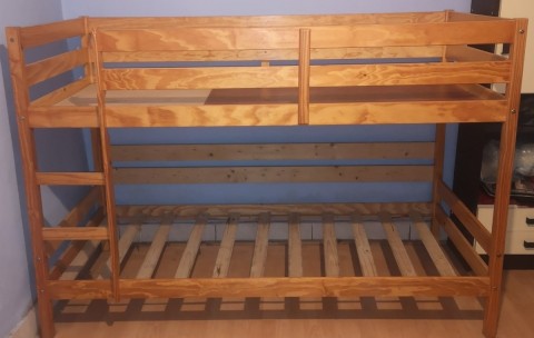 Használt 2 ágyas emeletes ágy matracokkal