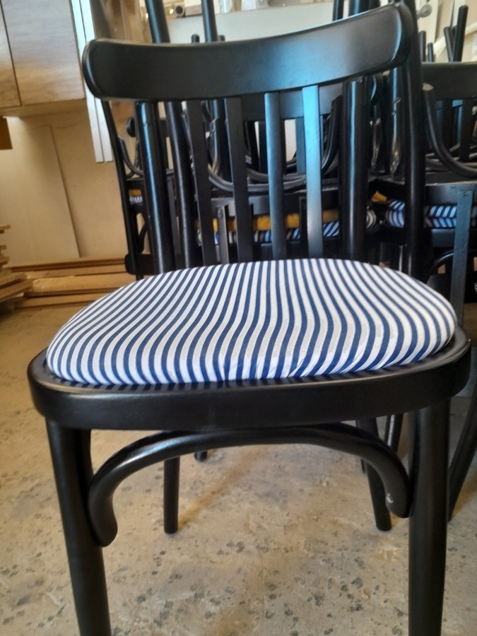 36 darab, használt fa székek fekete színben, többféle ülőrésszel
