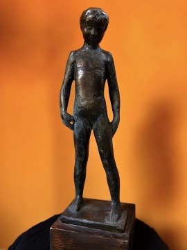 Eladó kisfiút ábrázoló bronz szobor