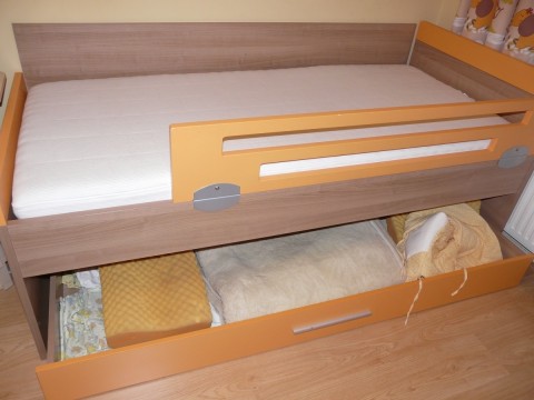 Használt jó állapotú ifjúsági ágy matraccal ágyráccsal