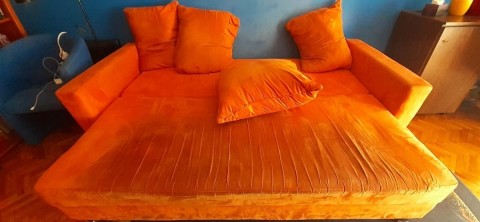 Narancssárga kanapé