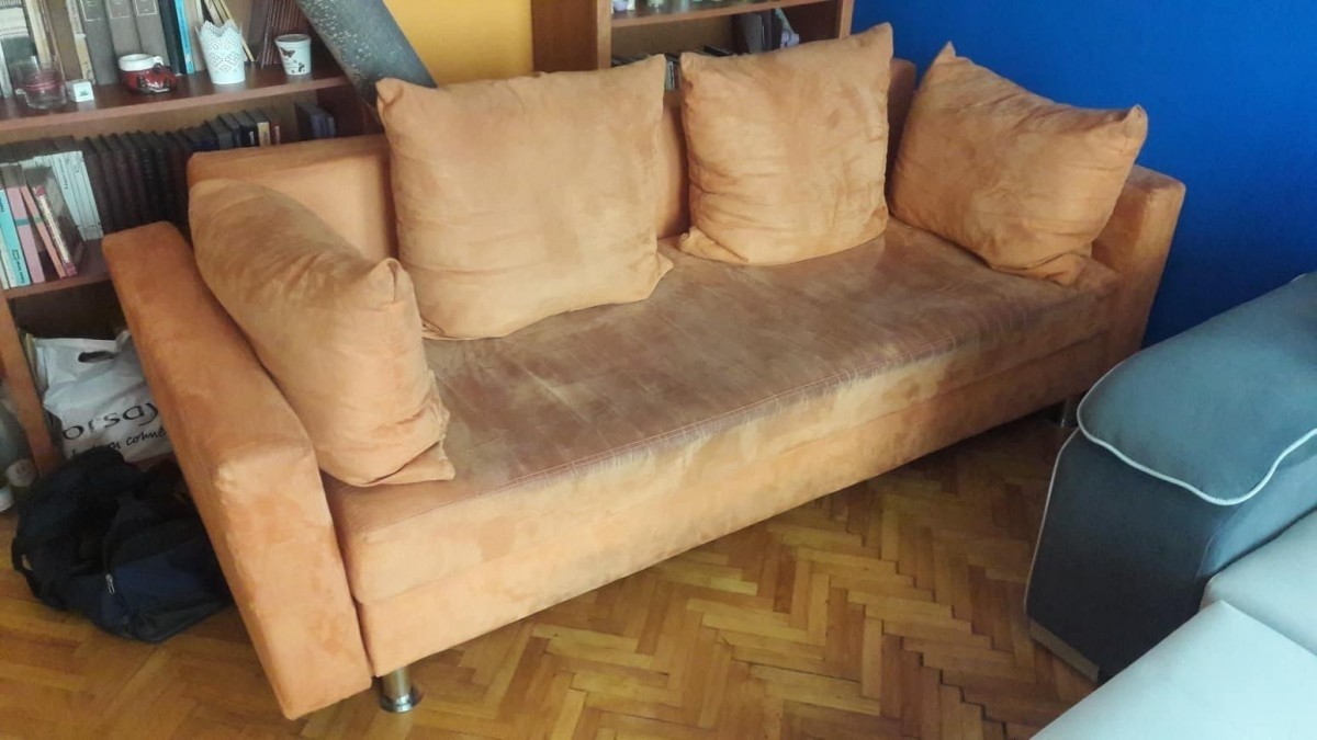 Narancssárga kanapé