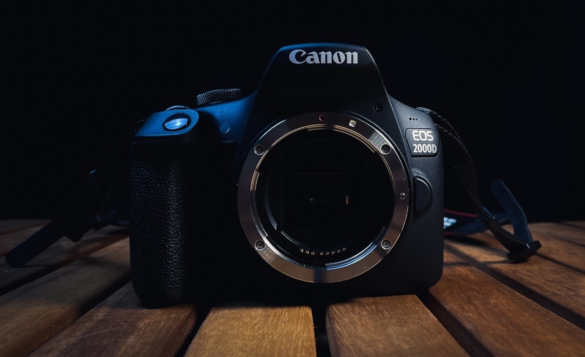 Canon EOS 2000D DSLR fényképezőgép + 18-55 mm Is II + akkumulátor
