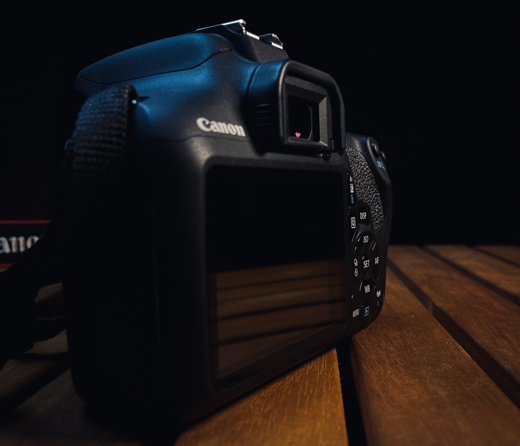 Canon EOS 2000D DSLR fényképezőgép + 18-55 mm Is II + akkumulátor