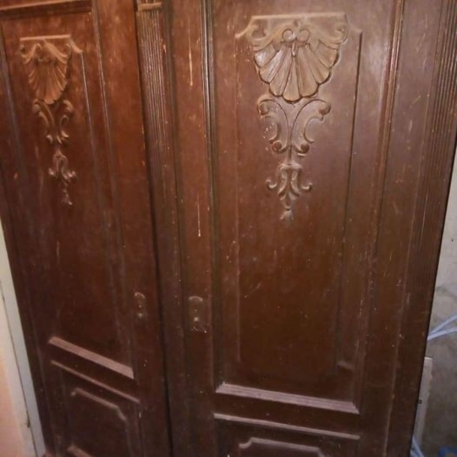 Antik 100 éves intarziás szekrény.