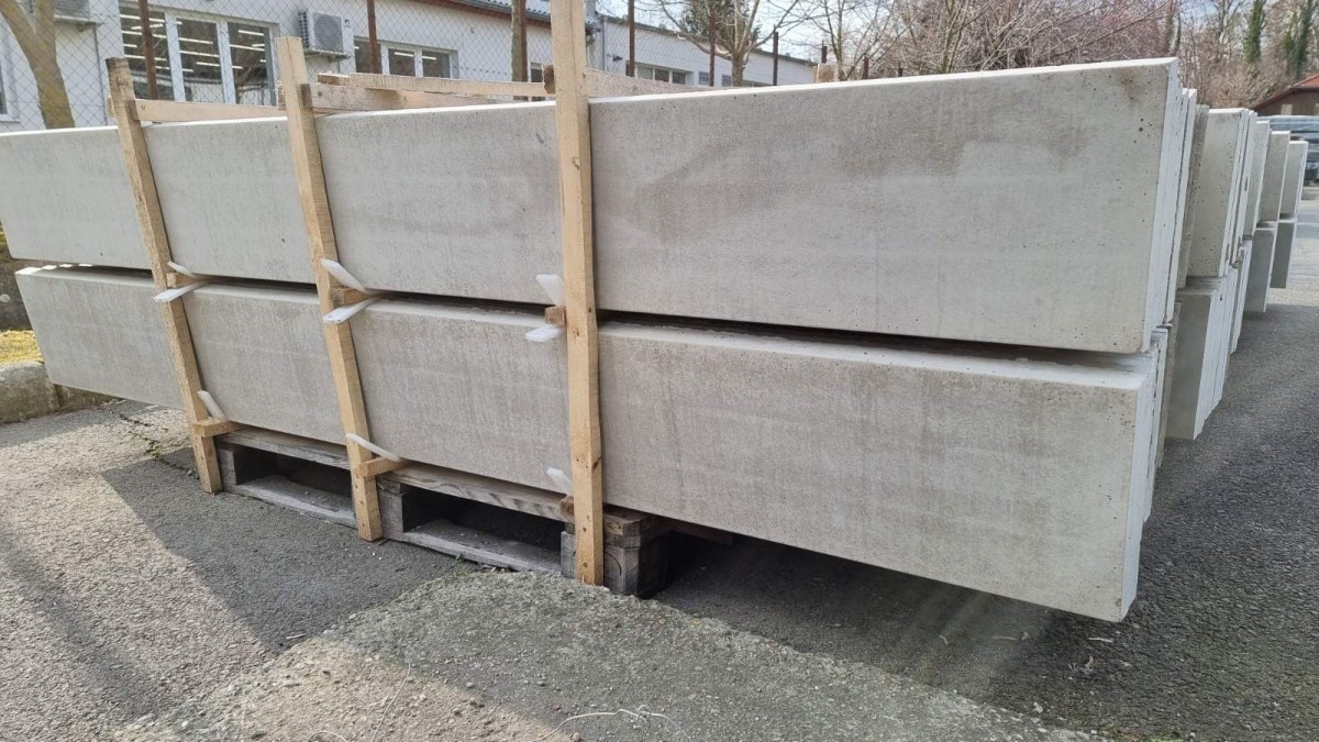 Kerítésépítés betonoszlop vadháló drótháló drótfonat tábláskerítés kerítés panel szögesdrót tütkéshuzal oszlop huzal vaskapu kerítésháló vadkerítés