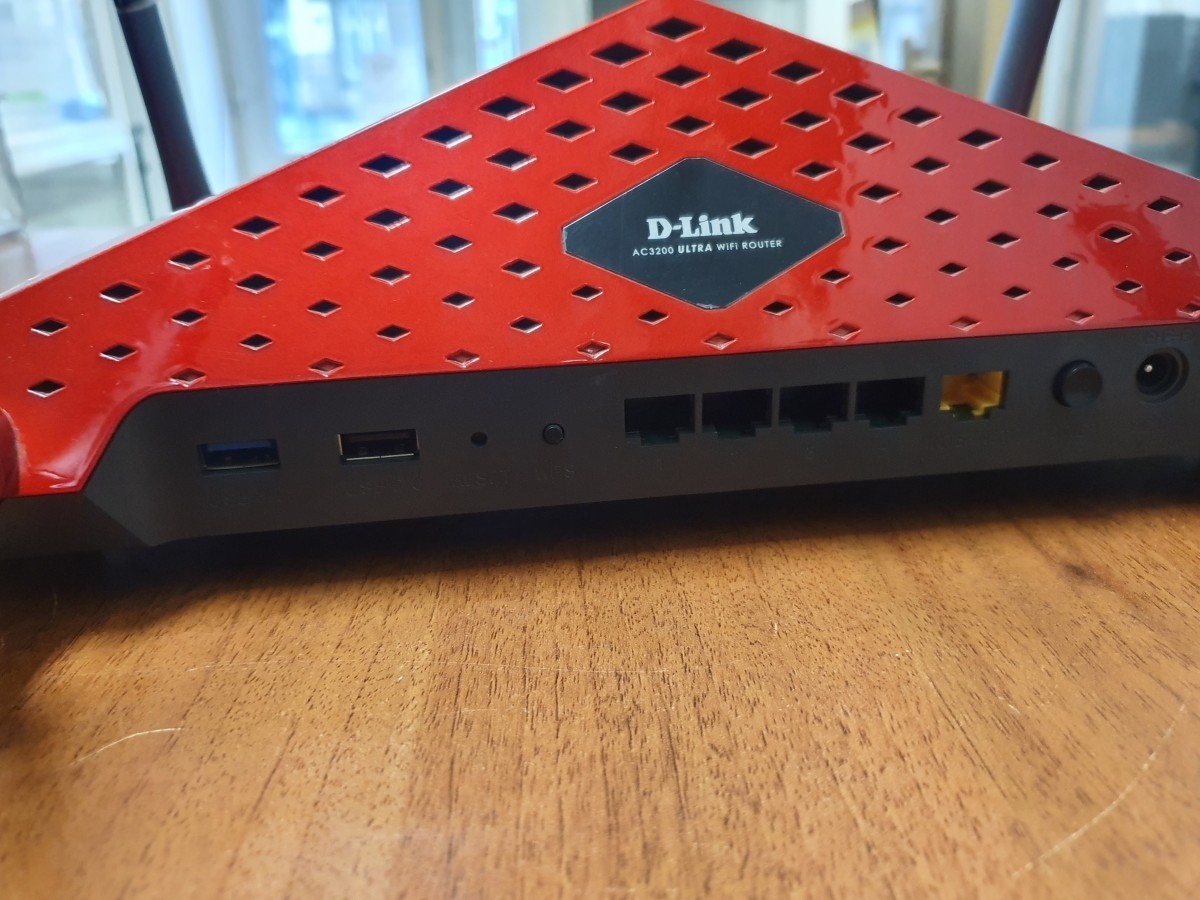 Eladó egy hibátlan állapotban lévő D-Link DIR-890L router (kiállítói darab)