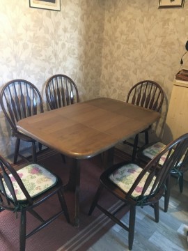 Variálható étkezőasztal székekkel