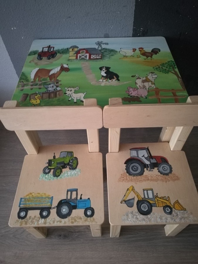 Farmos traktoros fa gyerekasztal két székkel