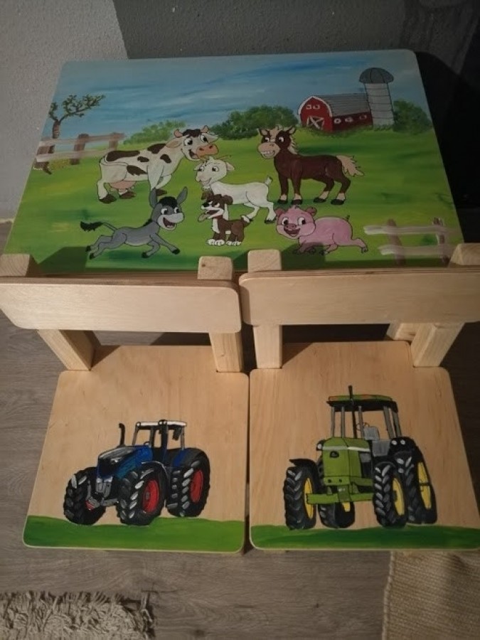 Farmos traktoros fa gyerekasztal két székkel