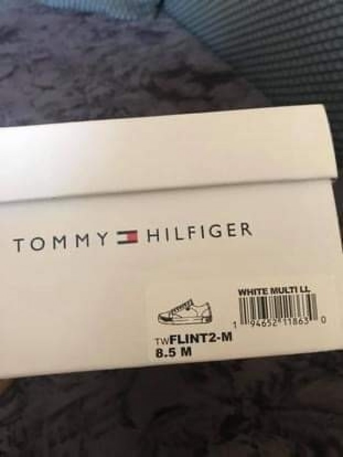 Tommy hilfigeres női sportcipő eladó.