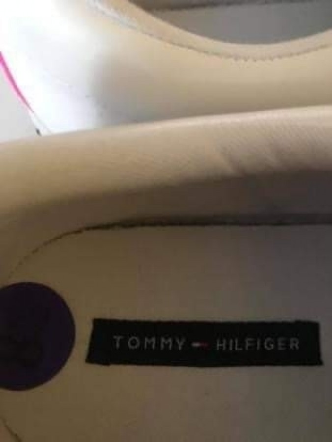 Tommy hilfigeres női sportcipő eladó.