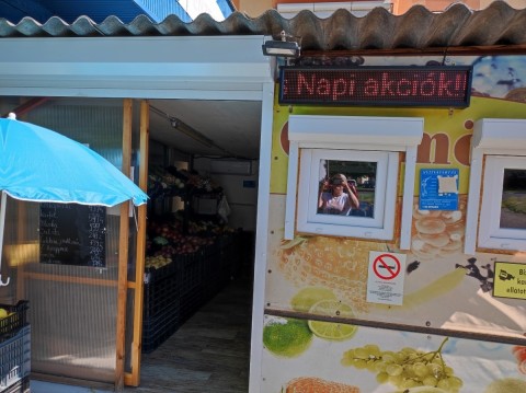 Üzlethelyiség eladó Pécs kertvárosàban frekventált helyen 