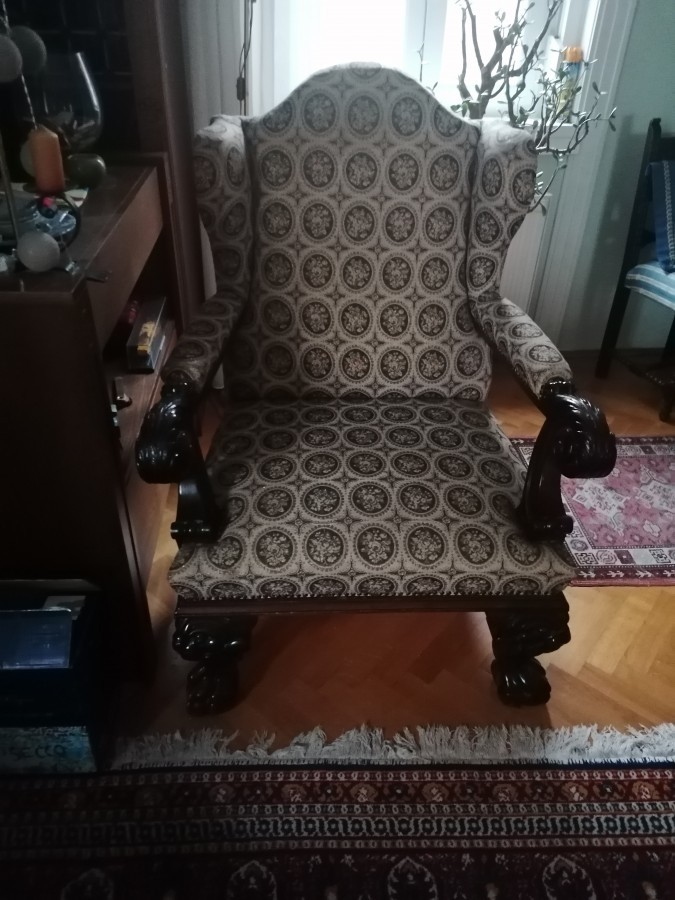 Elegáns,nagyméretü barokk fotel.