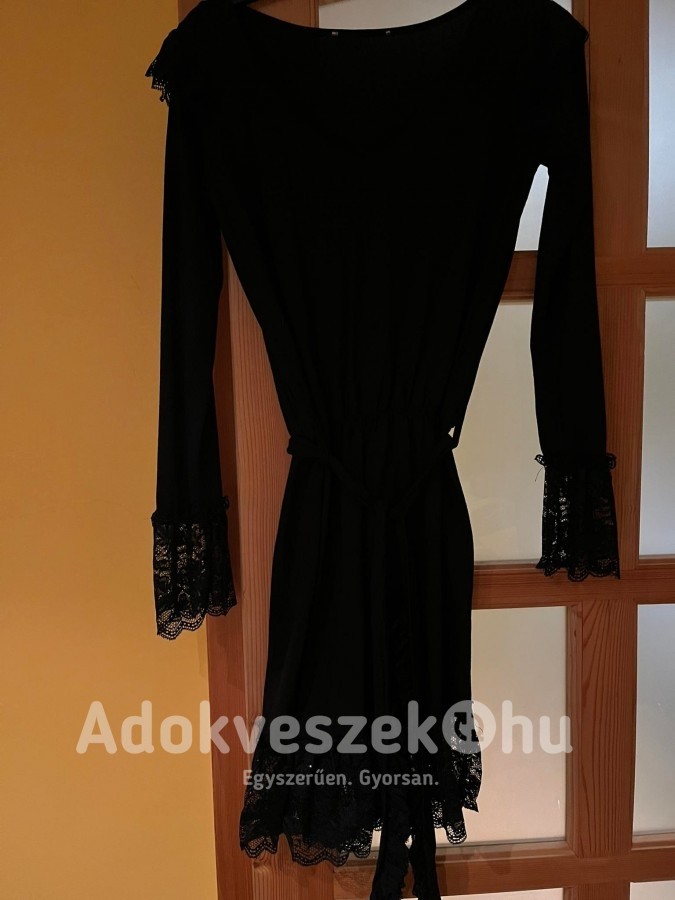 Új, cimkés "BEBE" Női fekete ruha, csipkével díszített méret nélküli