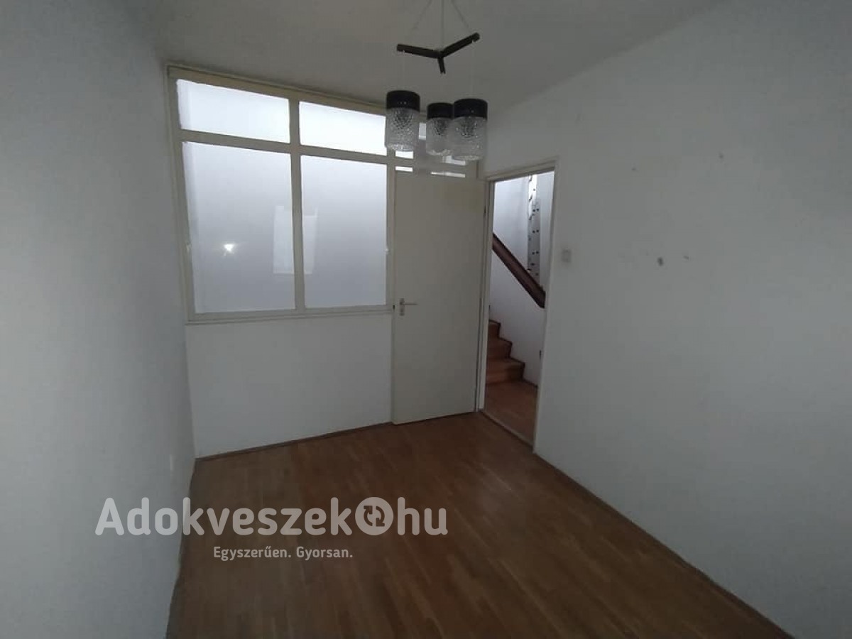 Pécs, Napvirág utcában 71 m2-es ingatlan eladó