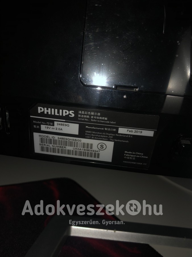 Philips hajlított monitor