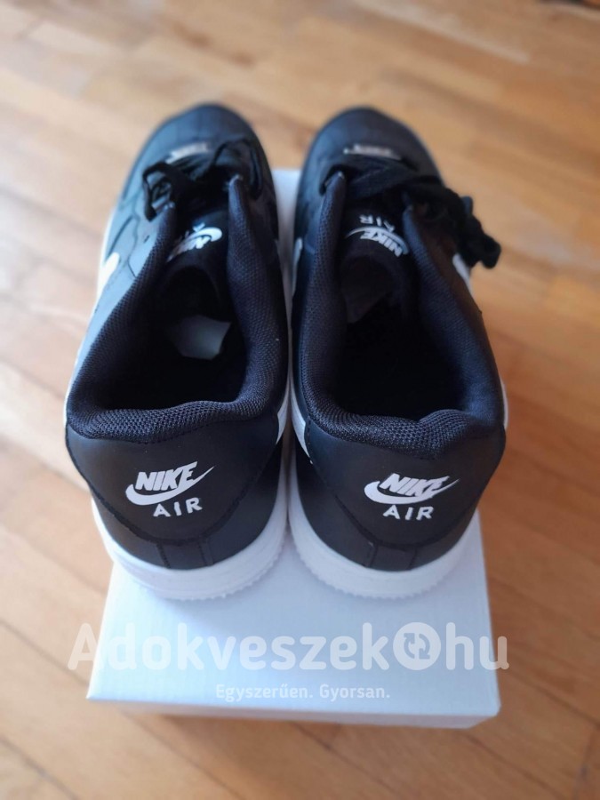 Nike Air Force 1 '07 "Black White" cipő.