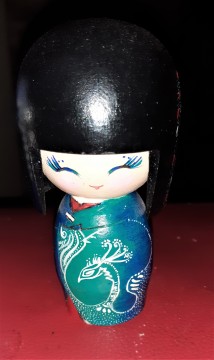 2 db.kész kézi festésű kokeshi japán fababa,7 db.festésre váró...