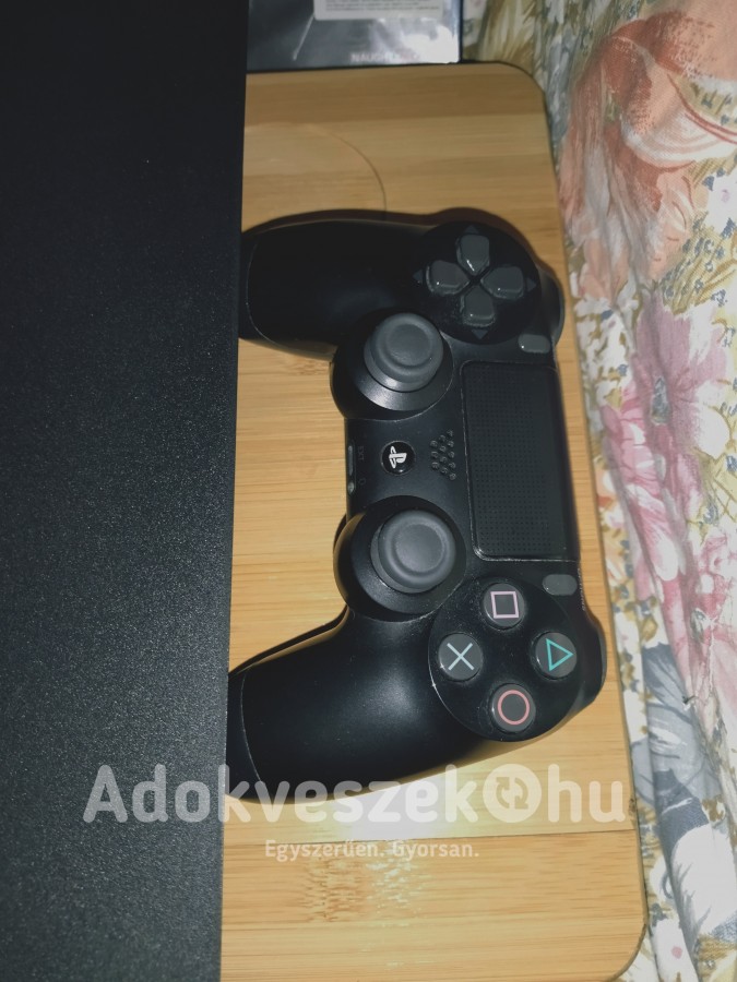 Playstation 4 Pro + kontroller + 3 játék