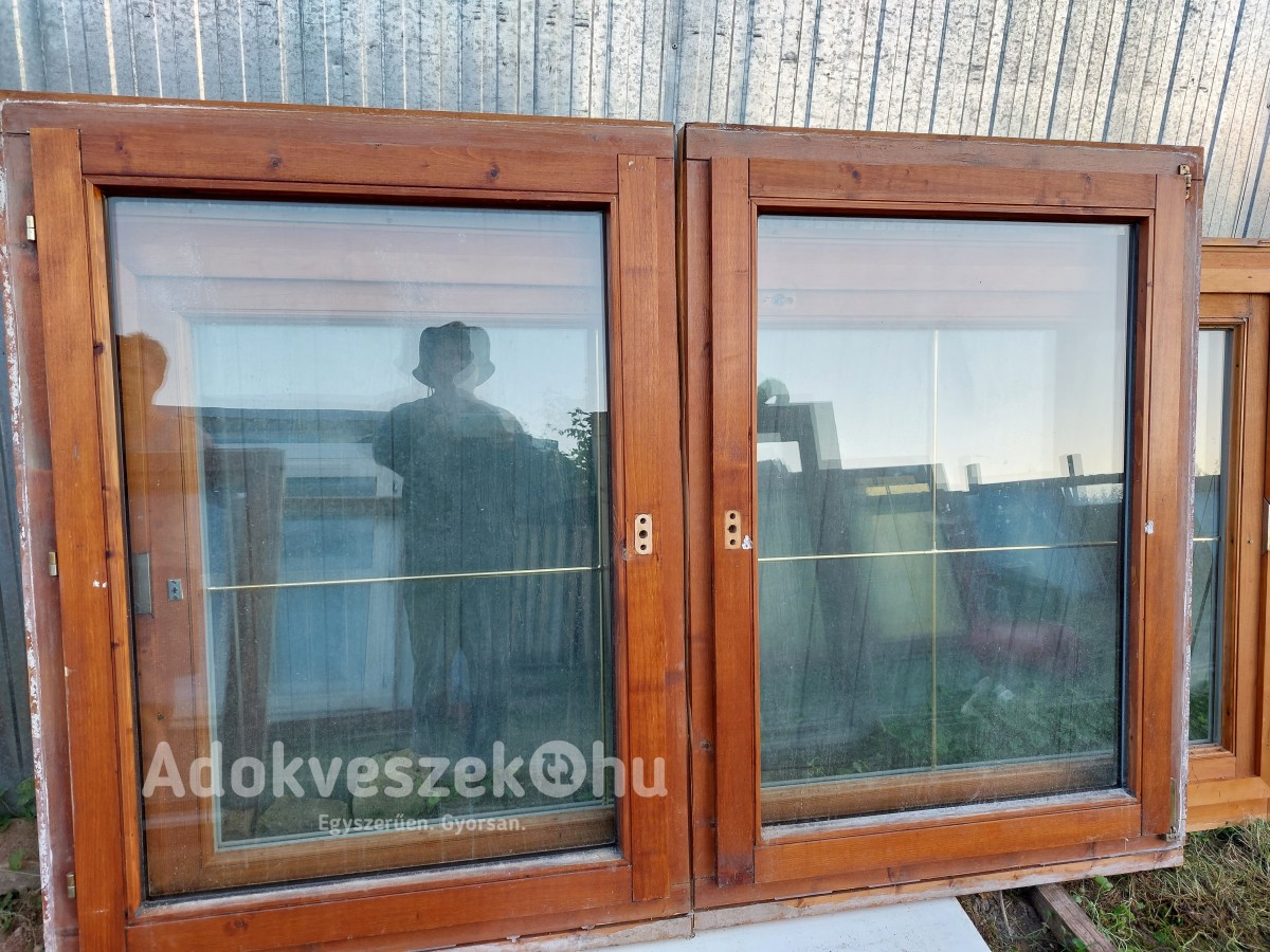 Bukó-nyíló fa hőszigetelt ablakok egyben is a képen látható állapotba középen ketté lettek választva a kibontás miatt. Párban eladók csak, a bal oldal