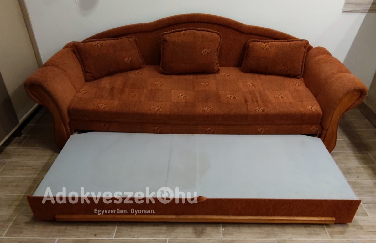 Narancs színű bársony anyagú, nagy, kényelmes, kinyitható kanapé