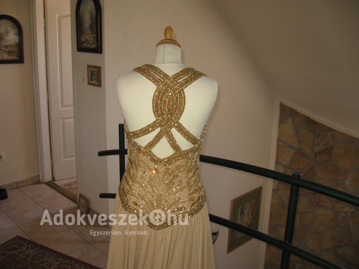 nagyestélyi egyedi gyongyözött alkalmi ruha arany szinü 40m divatbemutatora készült új ruhák