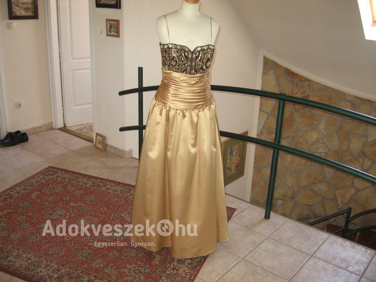 Nagyestélyi egyedi gyöngyözött uj ruhák divatbemutatóra készültek 40 m arany szinü selyem szatén