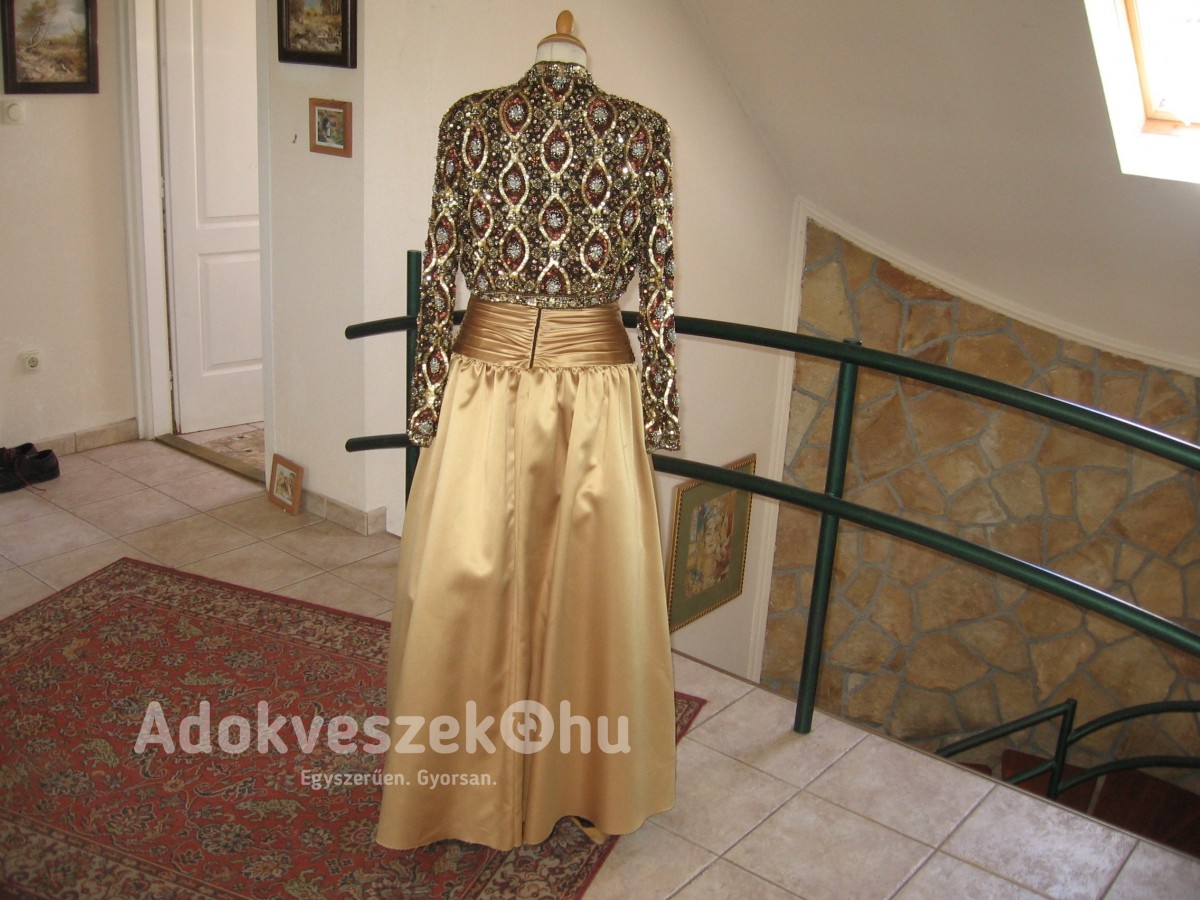 Nagyestélyi egyedi gyöngyözött uj ruhák divatbemutatóra készültek 40 m arany szinü selyem szatén