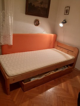 Egyszemélyes ágy, matraccal