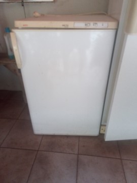 2 db fagyasztó  hűtő  szekrény 