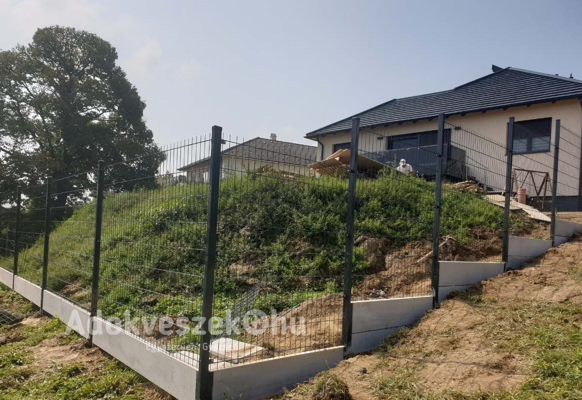 Táblás kerítés, kerítéspanel, lábazati betonelem, huzal, drótfonat, vadháló