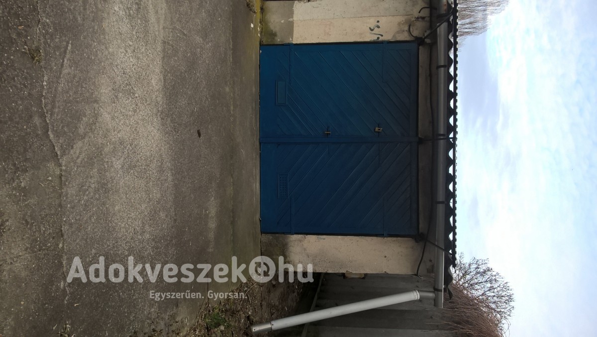 Eladó 18 m2-es garázs Tiszaújvárosban a strand mellett.Akna,padlás,áram,előtető van.