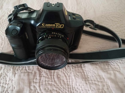 Canon T90 35mm. kamera + 28 mm Canon zoom.