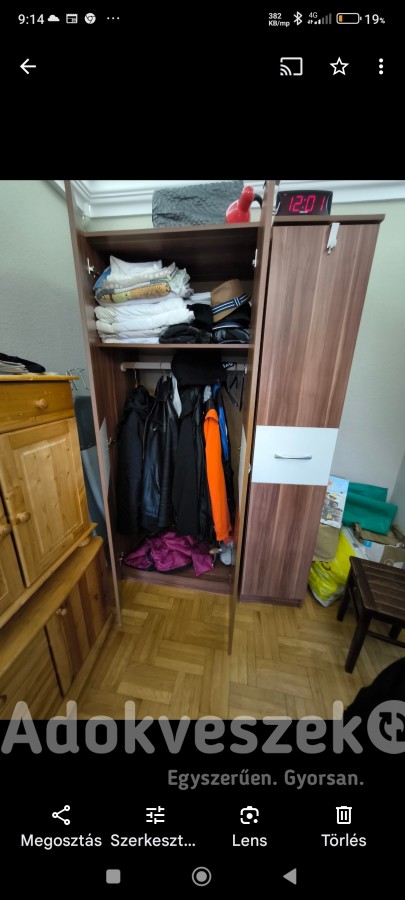 Győrben eladó egy polcos akasztós szekrény.