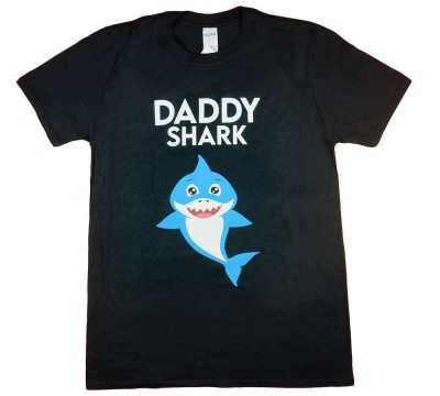 Rövid ujjú férfi póló cápás mintával "Daddy shark"...